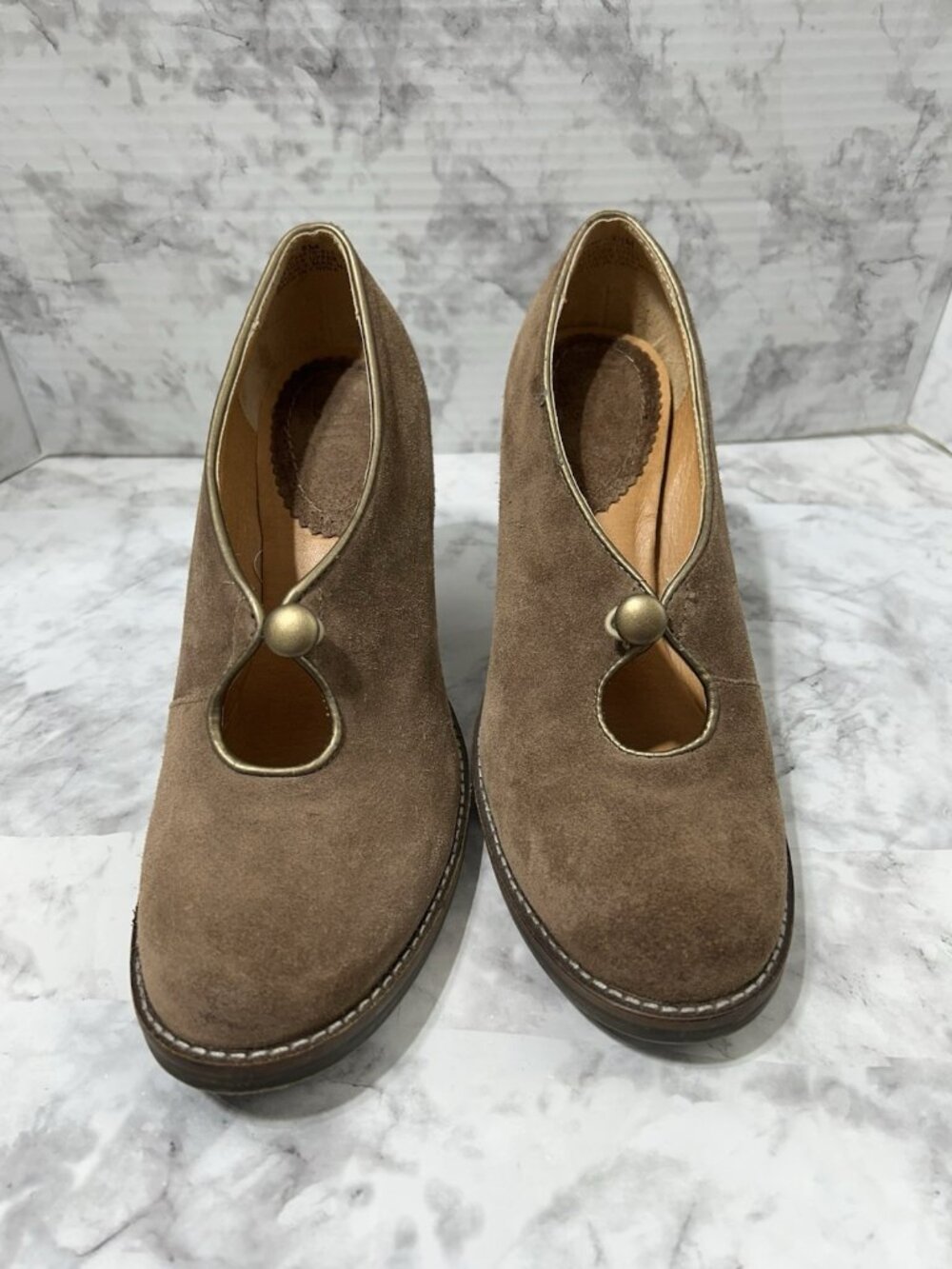 Latigo Flame Pumps Women’s 8.5 Brown Suede Buttoned Keyhole Top Wood Block Heel